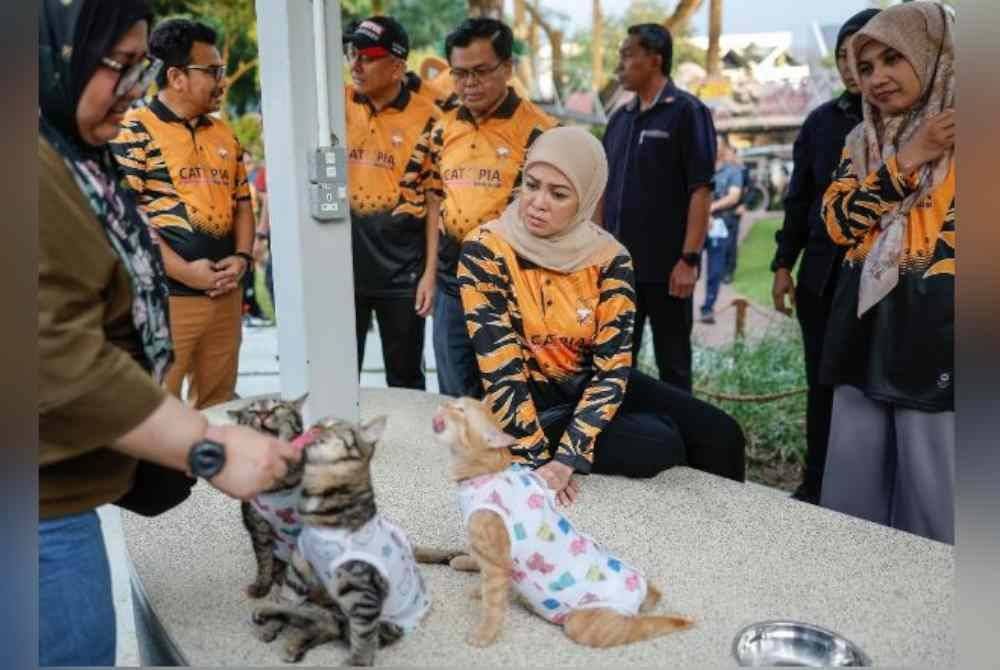 Tengku Permaisuri Norashikin turut meluangkan masa melawat sekitar taman itu dan bermain dengan haiwan berkenaan yang dibuka kepada orang ramai bermula Julai 2024. Foto Bernama