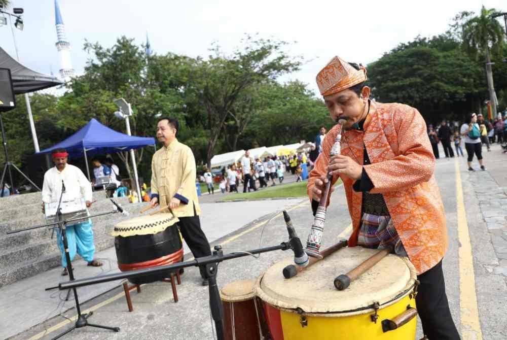 Semangat perjuangan ini ditiupkan dalam suara dan gema gendang, terdiri daripada pelbagai bangsa yang mempunyai gema gendang tersendiri.