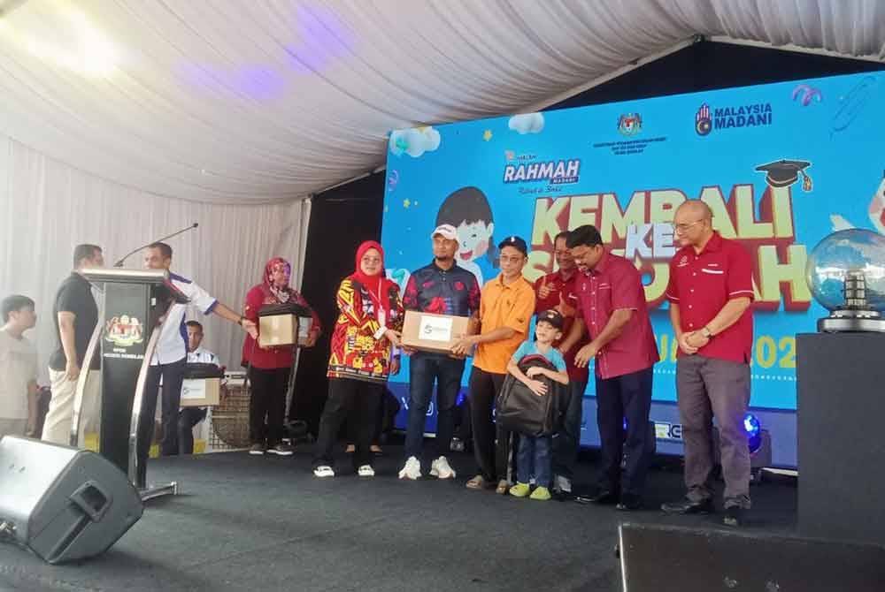 Veerapan (dua kanan) ketika menyampaikan sumbangan rahmah kepada penerima.