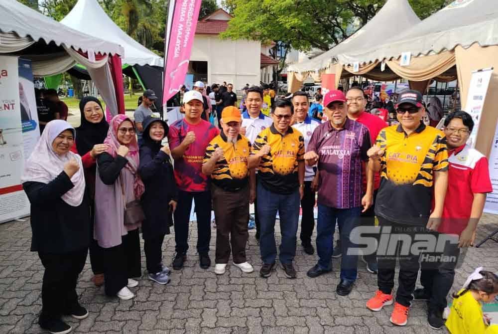 Mohd Fauzi (lima dari kanan) bersama petugas di reruai Pemadam Selangor. Foto SINAR HARIAN