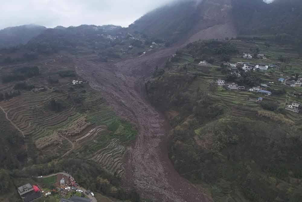 Tanah runtuh berlaku sekitar 11.50 pagi waktu tempatan di Kampung Jinping. Foto Agensi