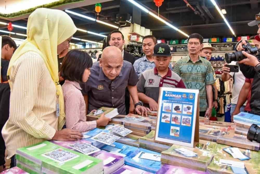 Armizan (tiga dari kiri) ketika meninjau jualan barangan sekolah menerusi PJRM Back To School yang dilaksanakan di Sabah.