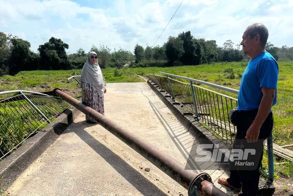Batang paip yang naik ke atas jambatan selepas dibadai arus banjir. FOTO SINAR HARIAN-ADILA SHARINNI WAHID