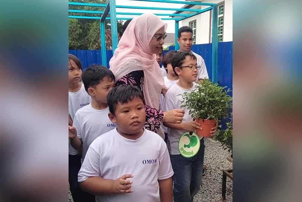 Wan Faizatul Aniza bersama kanak-kanak istimewa di Famazara Agro Educare, Kota Bharu.