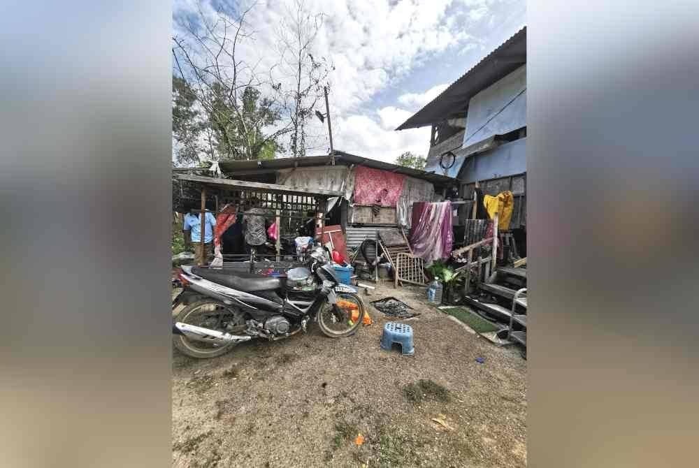 Pemandangan dari hadapan rumah usang didiami Jani sekeluarga.