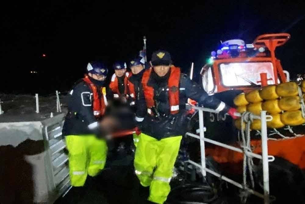 Bot pukat tunda yang membawa 14 kru karam di perairan selatan Korea Selatan awal pagi Ahad.