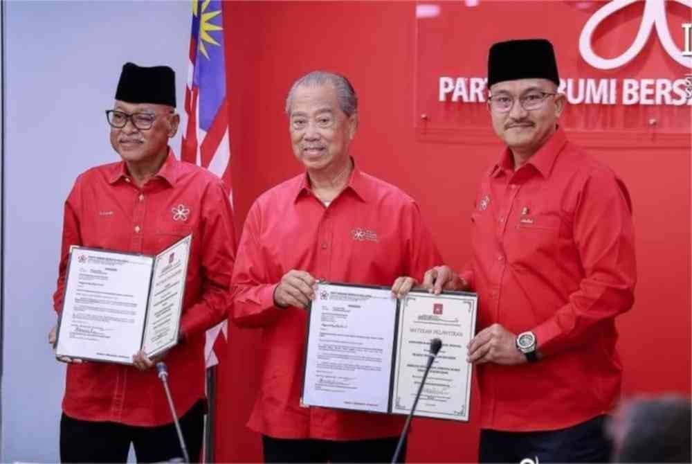 Mohd Salleh (kanan) menerima watikah pelantikan daripada Muhyiddin, sambil disaksikan Mohd Suhaimi (kiri) ketika Majlis Penyerahan Watikah Pelantikan di Petaling Jaya pada Jumaat.