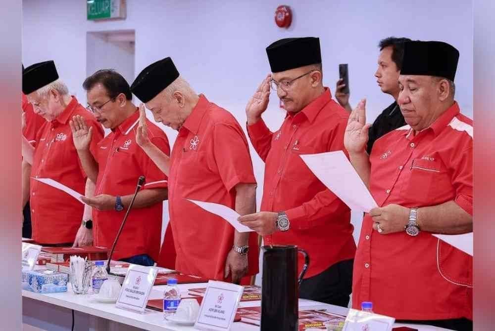 Mohd Salleh (dua dari kanan) mengangkat sumpah jawatan sebagai Timbalan Ketua BPN Bersatu Kedah ketika Majlis Perjumpaan Khas Ahli Majlis Pimpinan Tertinggi (lantikan), Ketua BPN dan Timbalan Ketua BPN di Petaling Jaya pada Jumaat.