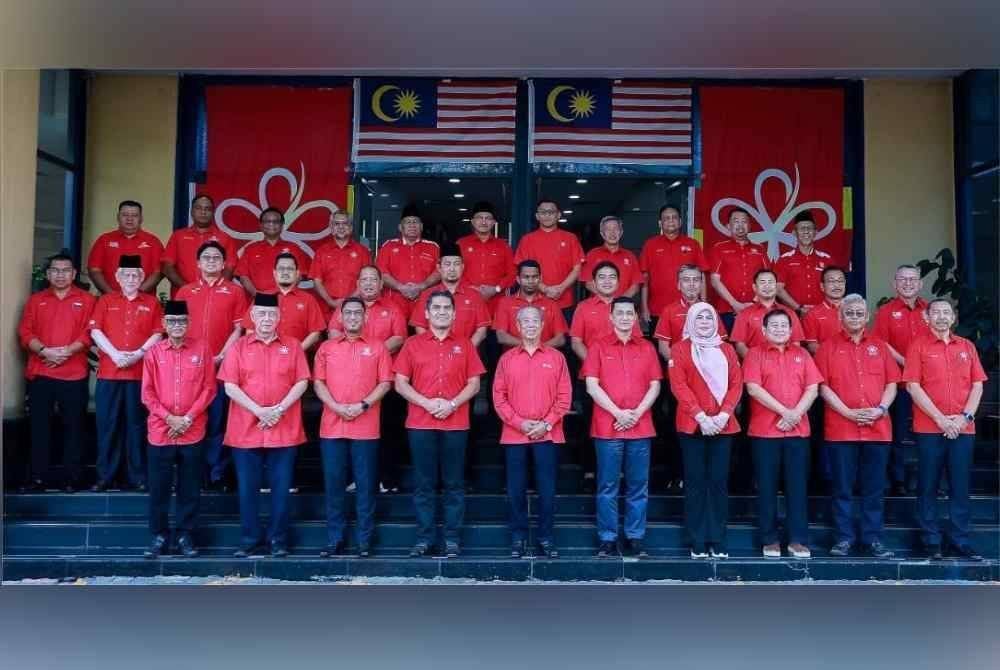 Muhyiddin (lima dari kiri) bergambar ketika Majlis Penyerahan Watikah Pelantikan sempena Majlis Perjumpaan Khas Ahli Majlis Pimpinan Tertinggi (lantikan), Ketua BPN dan Timbalan Ketua BPN di Petaling Jaya pada Jumaat.