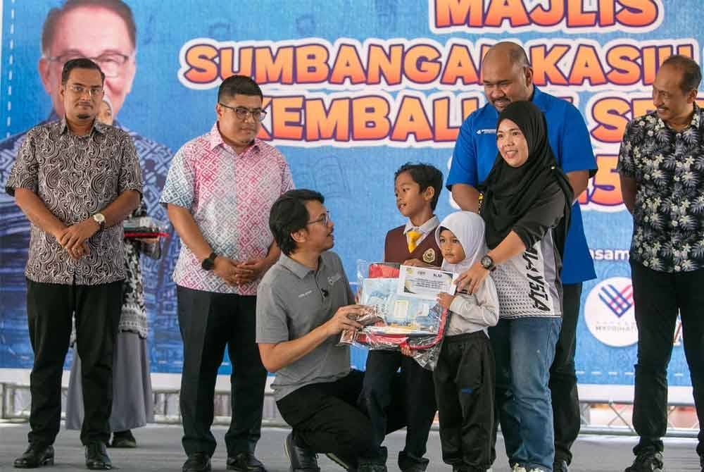 Muhammad Kamil menyampaikan Sumbangan Kasih Madani Kembali ke Sekolah 2025 di Sekolah Menengah Kebangsaan (SMK) Simpang Beluru dekat Padang Rengas pada Ahad.