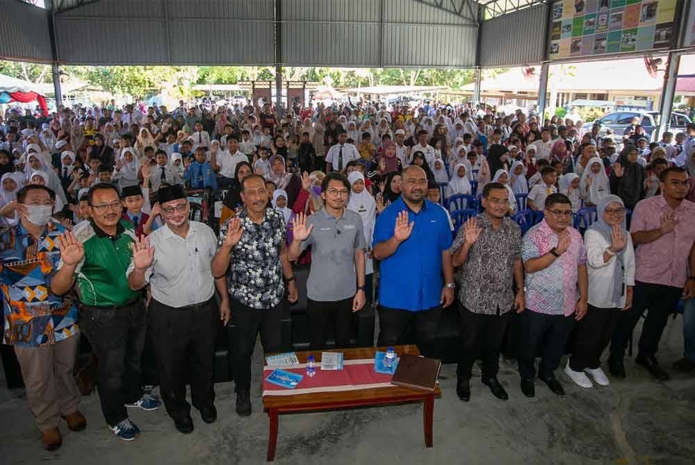 Lebih 500 pelajar melibatkan 31 sekolah dari keluarga berpendapatan rendah (B40) di sekitar kawasan Parlimen Padang Rengas menerima bantuan persekolahan berupa barangan kelengkapan sekolah dan wang tunai.