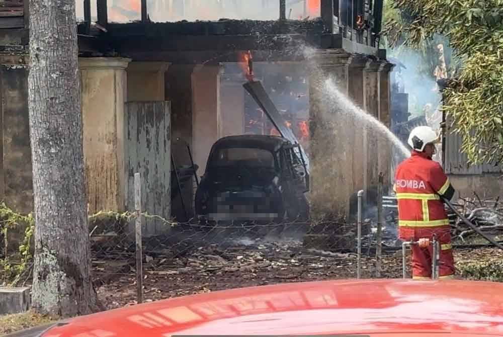 Kejadian lebih kurang jam 3 petang itu turut menyebabkan sebuah kereta Austin England terbakar 20 peratus.