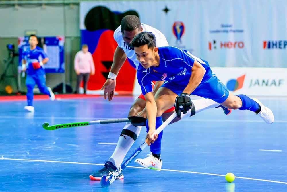 Pemain negara cuba melepasi halangan dua tonggak Trinidad & Tobago di Pusat Sukan Zatika, Porec, Croatia. Foto FIH/World Sport Pics