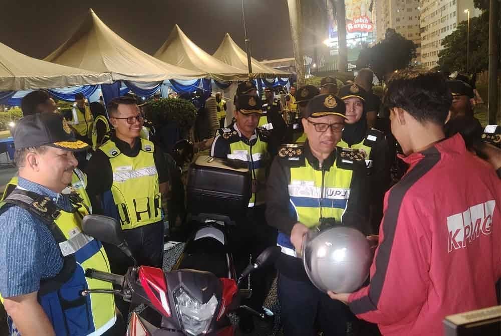 Aedy Fadly melaksanakan advokasi keselamatan jalan raya bagi penggantian topi keledar di Plaza Tol Sungai Besi, Kuala Lumpur pada Ahad.