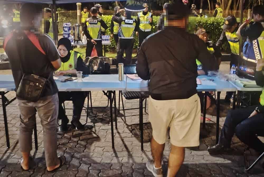 Antara individu yang diarah untuk proses dokumentasi semasa Op Khas Tahun Baharu Cina di Plaza Tol Sungai Besi, Kuala Lumpur pada Ahad.