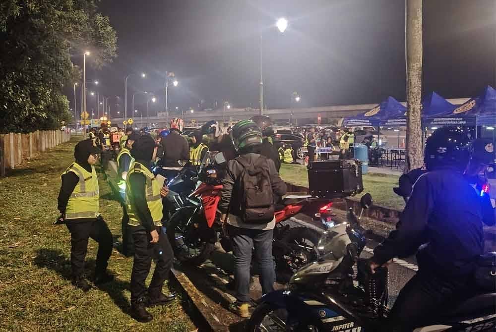 Sekatan jalan di laluan motosikal dilaksanakan JPJ di Plaza Tol Sungai Besi, Kuala Lumpur pada Ahad.