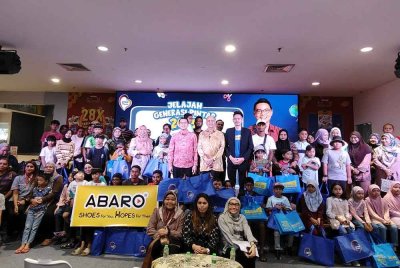 Chean Chung dan Ameer bergambar bersama penerima sumbangan Jelajah Generasi Pintar 2025 di Mydin USJ pada Sabtu.