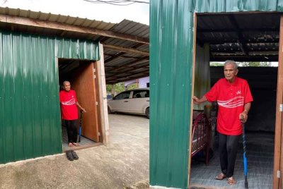 Che Ahmad kini menumpang di sebuah bangsal yang dibina oleh seorang individu berhati mulia iaitu Hafiz Ibarhim atau lebih dikenali sebagai ayahanda abang di Bukit Tanah, Selising, Pasir Puteh.