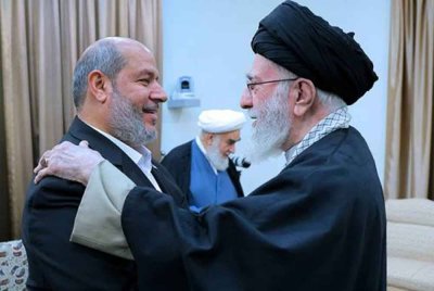 Ayatollah Ali Khamenei menyambut kedatangan Khalil al-Hayya dalam pertemuan mereka di Tehran. - Foto AP
