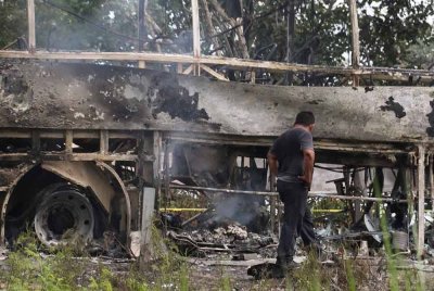 Keadaan bas yang terbakar dalam kemalangan di selamatan Mexico - Foto Agensi