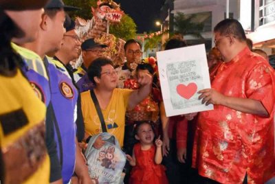 Ab Rauf (tengah) beramah mesra dengan pengunjung yang hadir pada Majlis Perasmian Rumah Terbuka Tahun Baharu Cina Peringkat Negeri Melaka 2025 di Taman Malim Jaya di sini lewat malam tadi. Foto Bernama