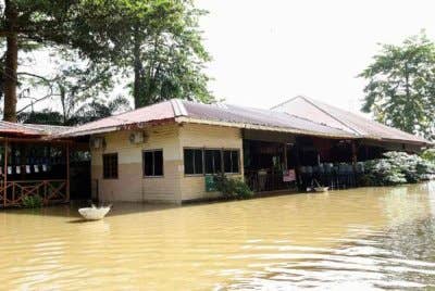 Jumlah mangsa banjir di Sabah yang ditempatkan di PPS terus meningkat manakala Sarawak mencatatkan penurunan setakat pagi ini. Foto Bernama