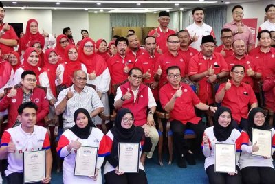 Mohamed Khaled (duduk, tengah), pada majlis berkenaan.