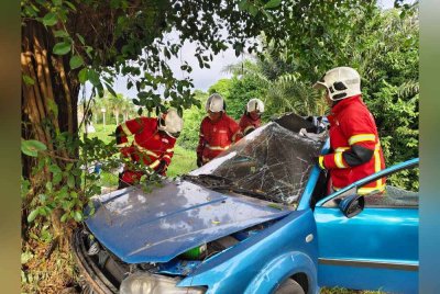 Anggota bomba menjalankan kerja-kerja mengeluarkan mangsa yang tersepit dalam kejadian di Lebuhraya Shah Alam (Kesas) di sini pada Sabtu.