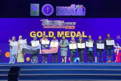 Pasukan inovasi Negeri Pahang melakar kejayaan di peringkat antarabangsa dengan membawa pulang pingat emas pada Ipitex 2025, Bangkok baru-baru ini. Foto FB Wan Rosdy Wan Ismail.
