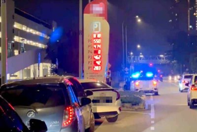 Keadaan luar pusat beli-belah di Setia Alam semasa insiden tembakan berlaku malam tadi.