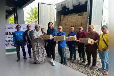 Siti Zailah menerima bantuan daripada Nyok Mooi dalam usaha membantu golongan memerlukan.