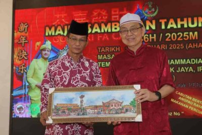 Zakaria (kiri) bersama Pengerusi Masjid Muhammadiah, Datuk Dr Fadzil Cheah Abdullah sempena sambutan Tahun Baharu Cina di Masjid Muhammadiah atau dikenali Masjid Cina dekat Taman Tasek Jaya pada Ahad.
