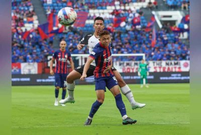 Arif Aiman (depan) mahu terus meningkatkan tahap permainannya bersama JDT. Foto Bernama