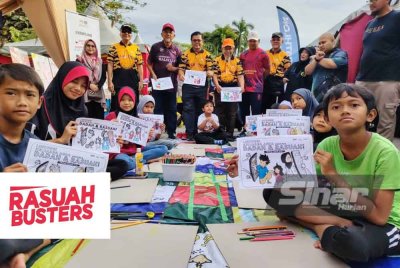 Mohd Fauzi (berdiri, tengah) bersama Hashim (berdiri, tiga dari kiri) bersama kanak-kanak yang menyertai peraduan mewarna. Foto SINAR HARIAN