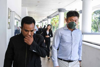 Teo Wei Chin (kanan) mengaku bersalah di Mahkamah Sesyen di sini pada Ahad, atas tuduhan menawarkan rasuah sebanyak RM5,000 kepada seorang penolong penguasa imigresen tahun lepas. Foto Bernama