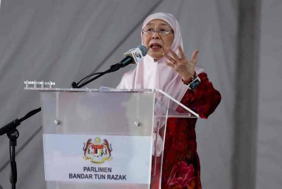Wan Azizah berucap pada Majlis Rumah Terbuka Tahun Baharu Cina peringkat parlimen itu di Kompleks Renang, Bandar Tun Razak pada Ahad. Foto Bernama