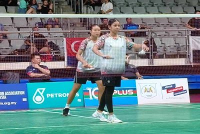 Zi Yu (kiri) - Auni Fatihin ungguli acara beregu perempuan B-16 Kumpulan C Jelajah Elit Junior AFFIN-100PLUS 2025 di Kompleks Sukan Educity, Johor Bahru, Johor pada Ahad. Foto BAM