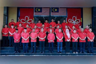 Muhyiddin (lima dari kiri) bergambar ketika Majlis Penyerahan Watikah Pelantikan sempena Majlis Perjumpaan Khas Ahli Majlis Pimpinan Tertinggi (lantikan), Ketua BPN dan Timbalan Ketua BPN di Petaling Jaya pada Jumaat.