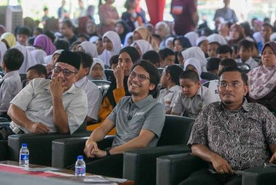 Muhammad Kamil (duduk, tengah) ketika hadir dalam program Sumbangan Kasih Madani Kembali ke Sekolah 2025 di Sekolah Menengah Kebangsaan (SMK) Simpang Beluru pada Ahad.