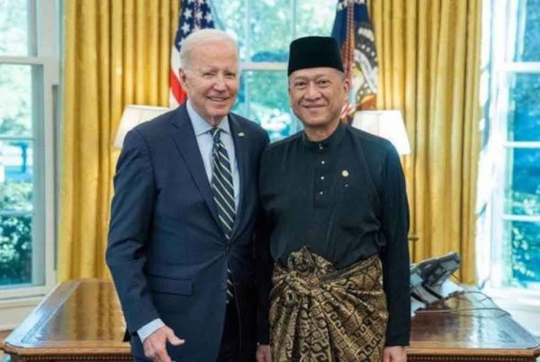 Mohamed Nazri (kanan) ketika bertugas sebagai Duta Besar ke AS bertemu bekas Presiden AS, Joe Biden di White House pada Mei 2023.