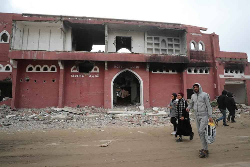 Hotel Al deira di tepi pantai Gaza yang separa musnah dibedil Zionis.