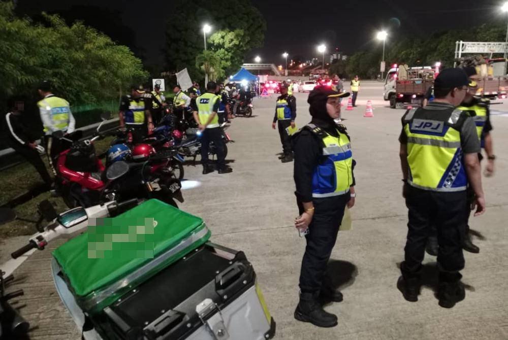 Antara motosikal yang diperiksa dalam Operasi Khas Tahun Baharu Cina peringkat Selangor di Plaza Tol Lebuhraya Kajang SILK pada Ahad.
