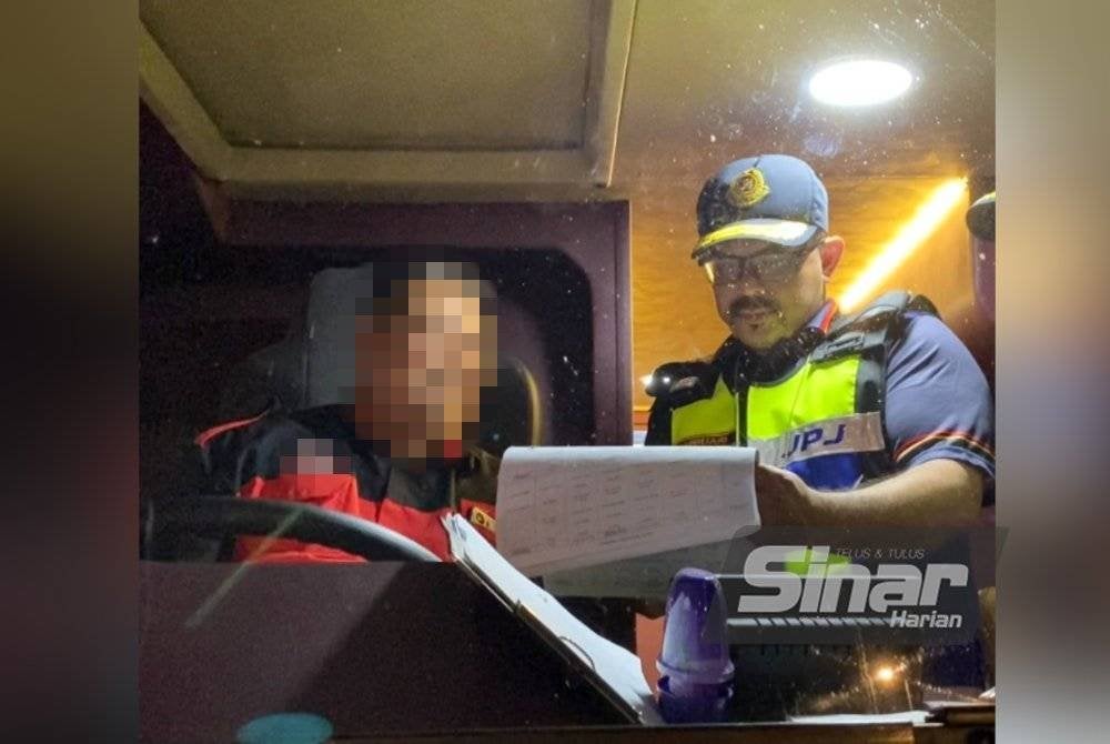 Mohd Misuari (kanan) memeriksa bas semasa Penutup Operasi Khas Tahun Baharu Cina yang diadakan di JPJ Bukit Jawa, Pasir Puteh pada Ahad malam.