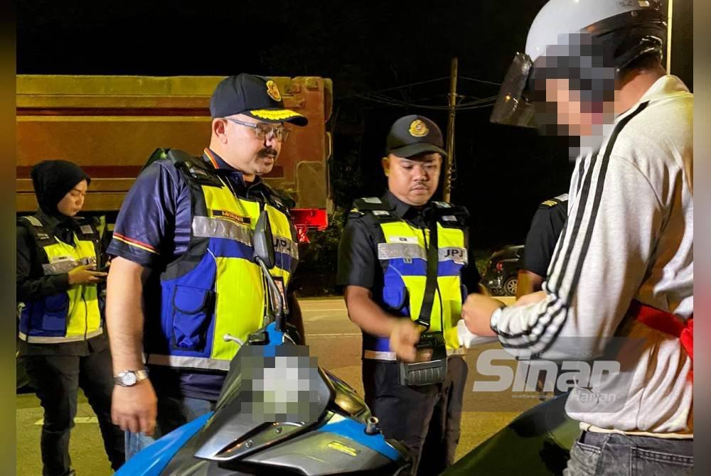 Mohd Misuari (kiri) memberitau sepanjang Operasi Khas Tahun Baharu Cina, JPJ Kelantan mengesan banyak motosikal yang telah diubah suai dengan ekstrem dan menyalahi undang-undang.