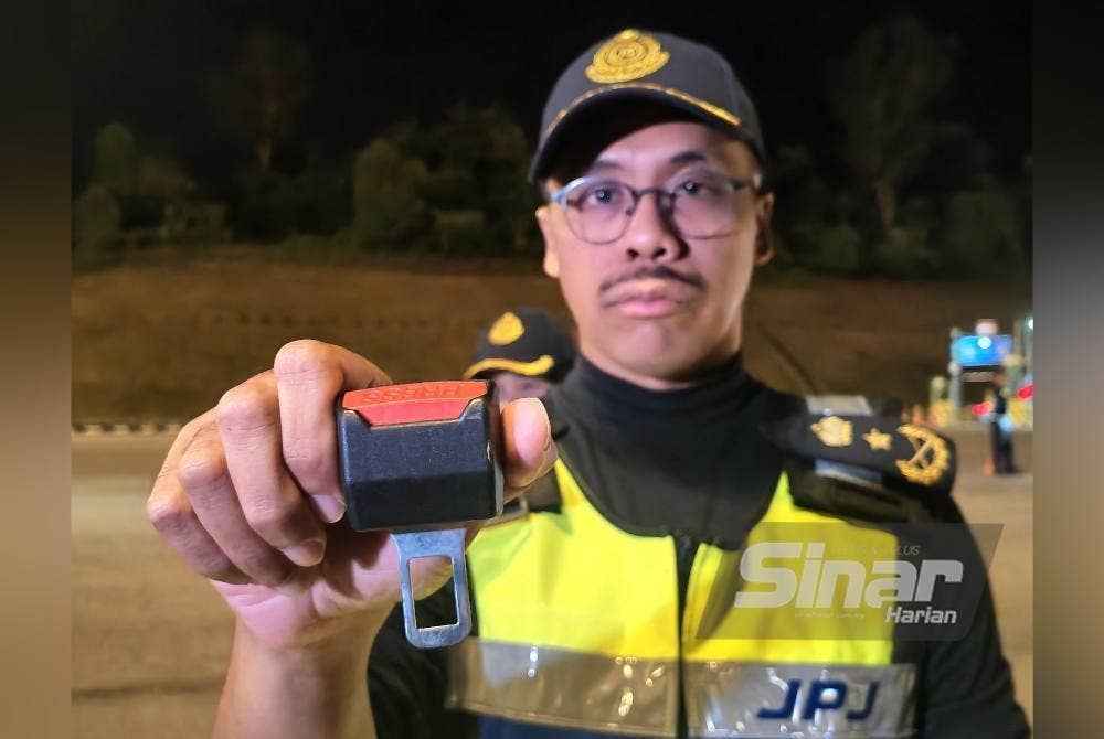 Hanif menunjukkan 'dummy buckle' yang digunakan segelintir pemandu kenderaan.