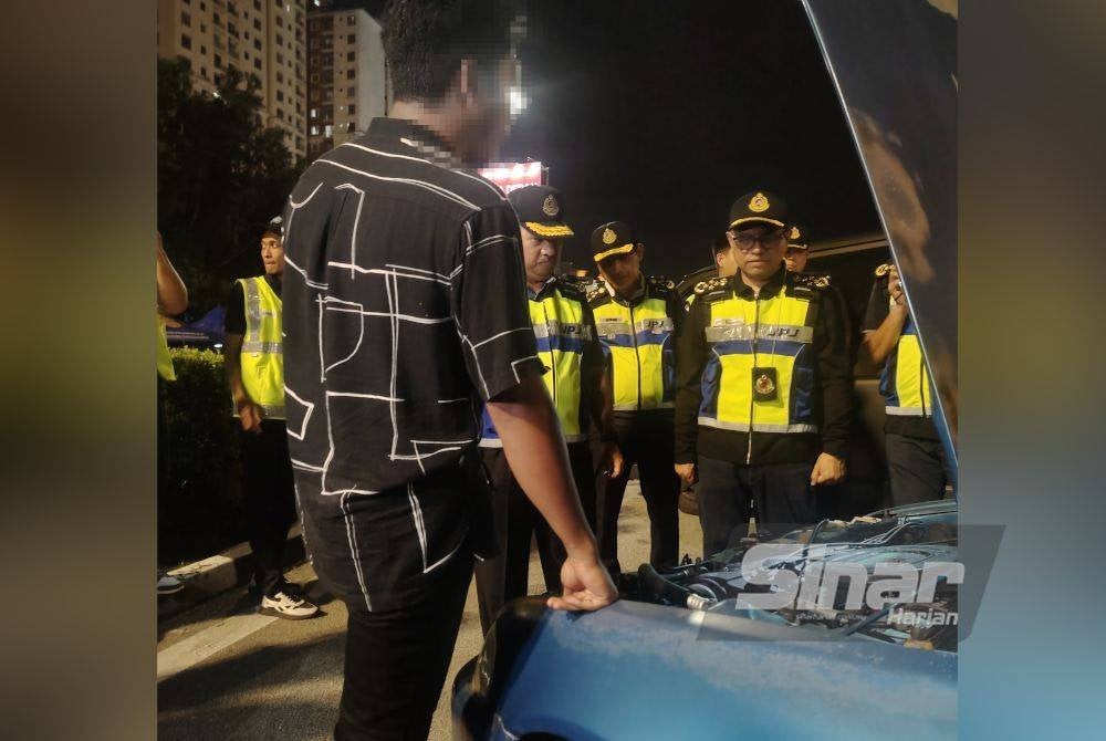 Antara kenderaan yang diperiksa dalam Op Khas Tahun Baharu Cina 2025 di Plaza Tol Sungai Besi pada Ahad.