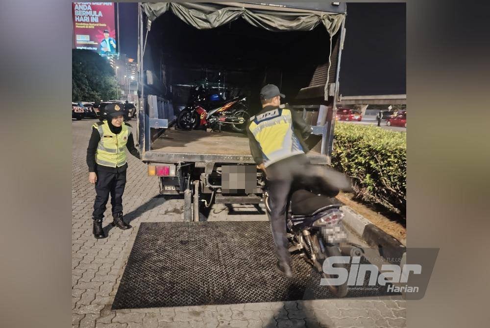 JPJ menyita motosikal atas pelbagai kesalahan semasa Op Khas Tahun Baharu Cina di Plaza Tol Sungai Besi, Kuala Lumpur pada Ahad.