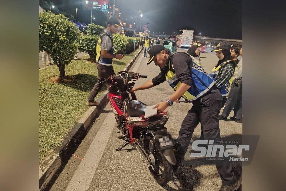 JPJ memeriksa motosikal yang didapati tidak mempunyai brek belakang selain kesalahan teknikal lain semasa Op Khas Tahun Baharu Cina di Plaza Tol Sungai Besi, pada Ahad.