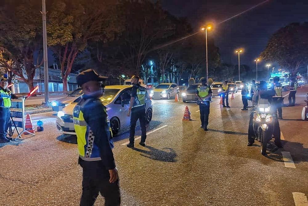 JPJ Melaka melakukan Operasi Khas Tahun Baru Cina 2025 di Lebuh AMJ pada malam Ahad.