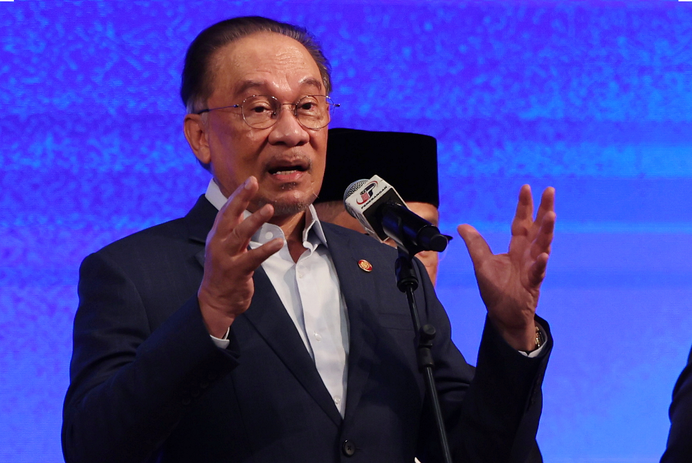 Anwar menyampaikan ucapan pada Majlis Perjumpaan Perdana Menteri bersama Warga Jabatan Perdana Menteri Bulan Februari di Puspanitapuri pada Isnin. Foto Bernama